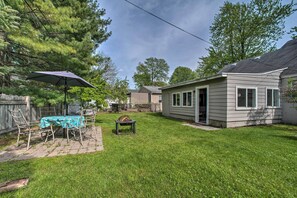 Outdoor dining - Lake Huron Cottage: Fire Pit, Steps to Beach! (Fort Gratiot)