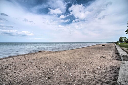 Lake Huron Cottage: Fire Pit, Steps to Beach!