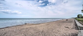 Lake Huron Cottage: Fire Pit, Steps to Beach!