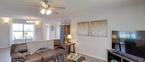 House (2 Bedrooms) | Living area | TV