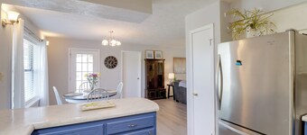 Charming Mountain Home Getaway w/ Gas Grill!