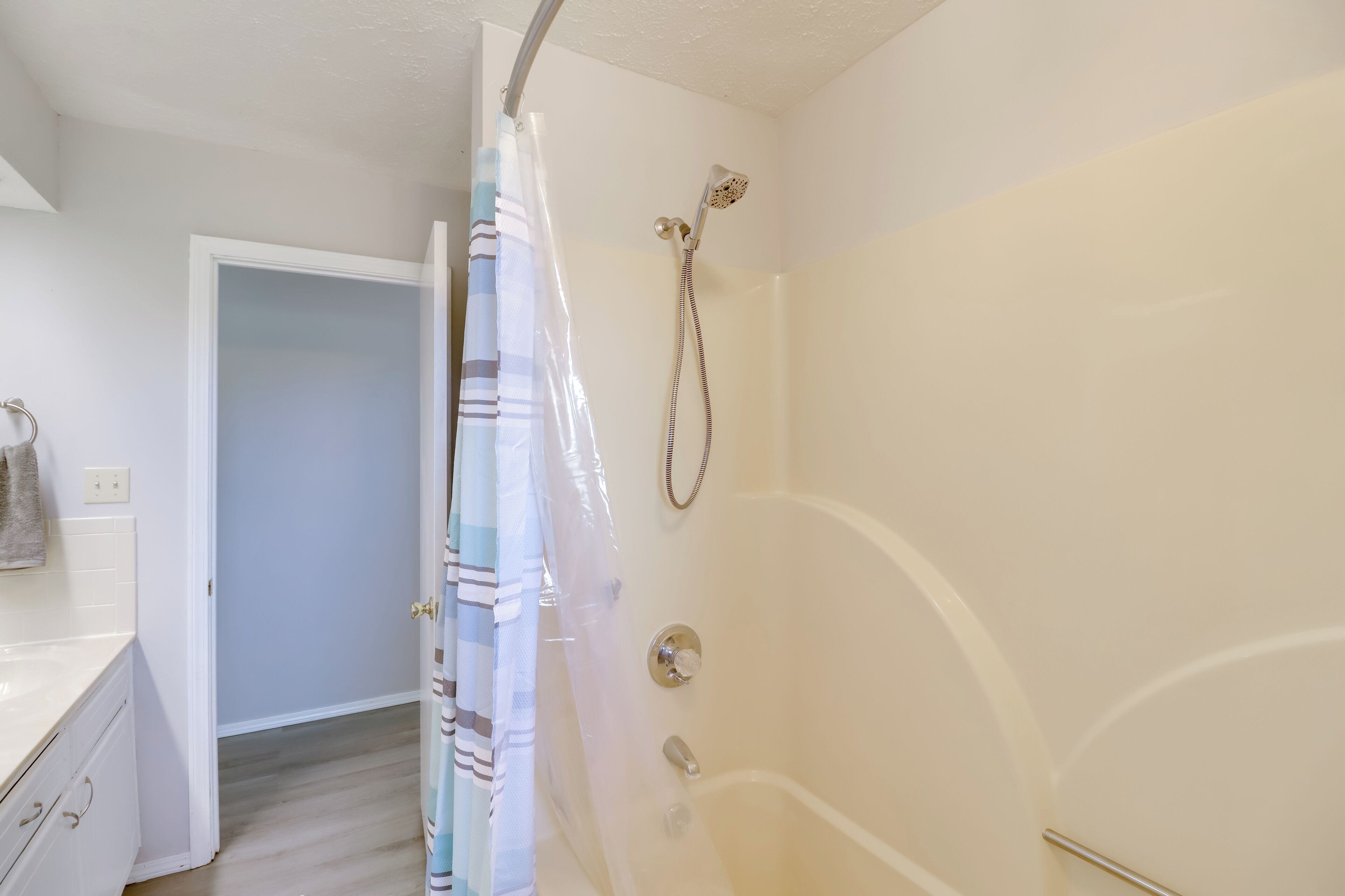 Ein Badezimmer mit Dusche, Toilette und Waschbecken.