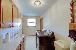 House (2 Bedrooms) | Interior