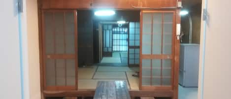 공용 도미토리 | 객실 내 식사 공간