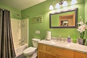 House (3 Bedrooms) | Interior - Puget Sound Home w/ Beautiful Yard & Deck! (Des Moines)