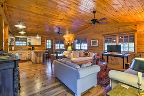 TV, books - Quaint Bryson City Cottage w/ Smoky Mountain Views (Bryson City)
