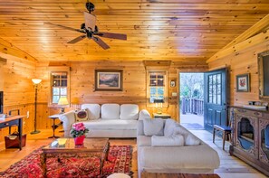 TV, books - Quaint Bryson City Cottage w/ Smoky Mountain Views (Bryson City)