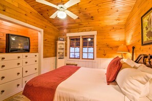 1 bedroom, iron/ironing board, bed sheets - Quaint Bryson City Cottage w/ Smoky Mountain Views (Bryson City)