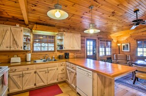 Microwave, oven, stovetop, dishwasher - Quaint Bryson City Cottage w/ Smoky Mountain Views (Bryson City)