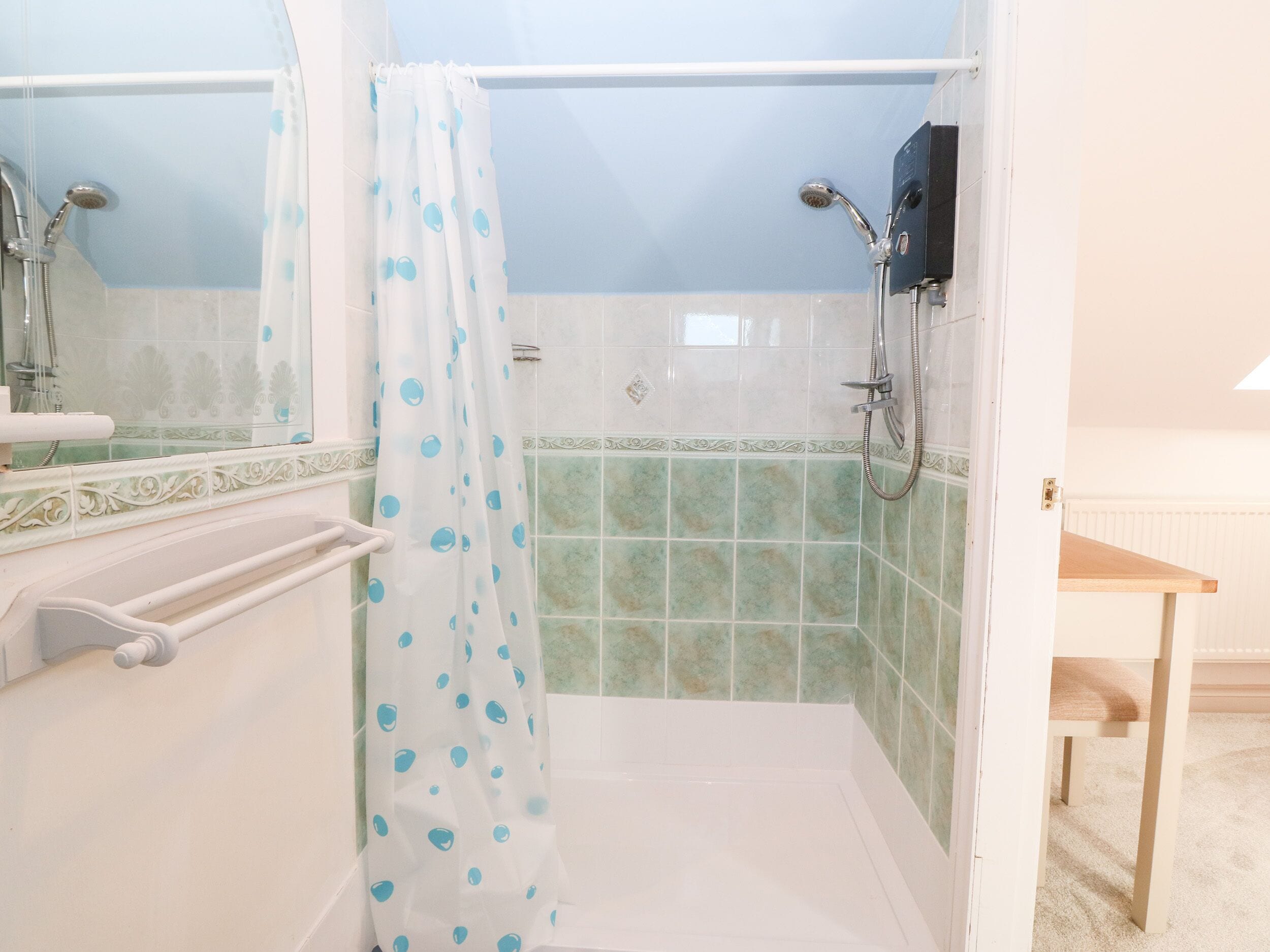 Un baño con ducha, inodoro y lavabo.