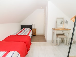 2 Schlafzimmer, individuell dekoriert, individuell eingerichtet