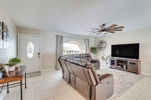 House (3 Bedrooms) | Interior