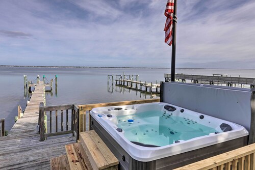 Waterfront Emerald Isle Home w/ Dock Access!