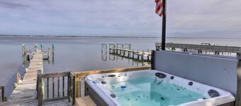 Waterfront Emerald Isle Home w/ Dock Access!
