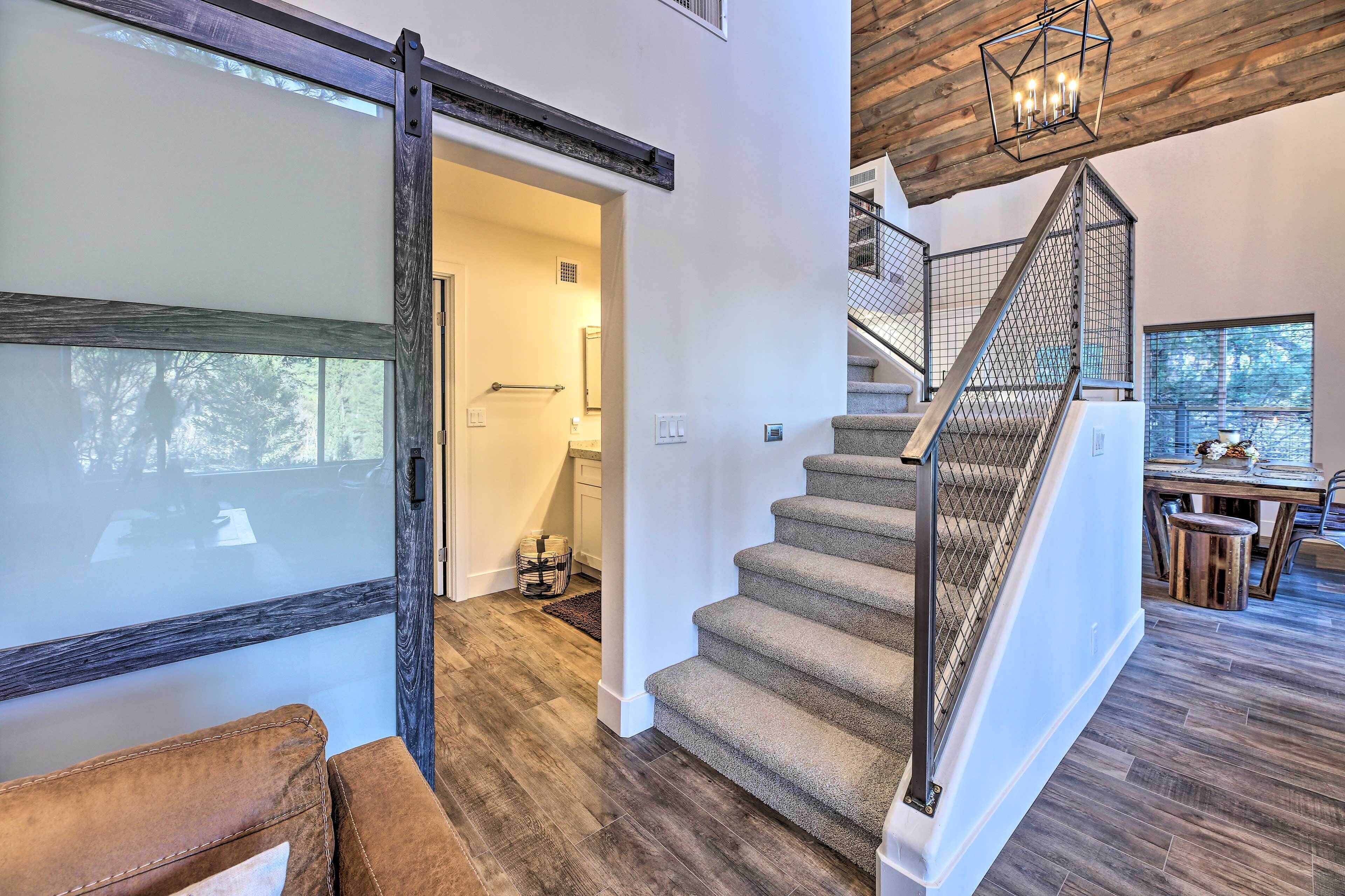 Ein modernes Interieur mit einer Holztreppe, einer Schiebetür und einem Essbereich.