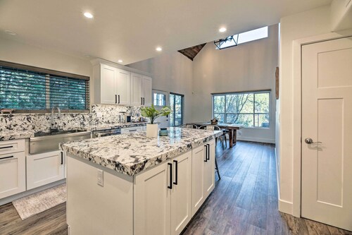 Mtn-view 'cabin 404' w/ Deck in Payson!