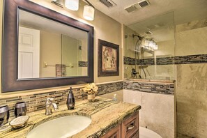 Interior - New Pool & Hot Tub! Beachfront Indian Shores Condo (Indian Shores)