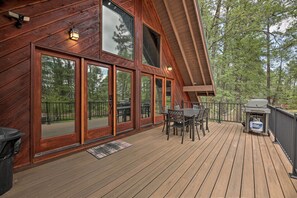 A wooden deck with a grill and outdoor seating. - Pinetop Chalet Cabin ~ 1 Mi to Woodland Park (Pinetop)