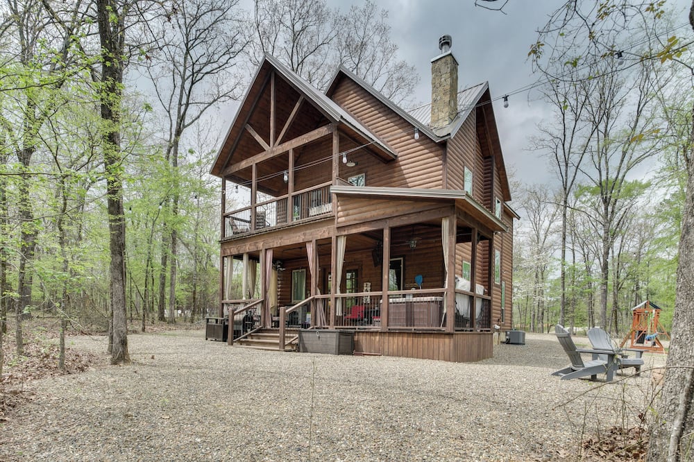 Hot Tub & Fire Pit: Broken Bow Retreat!