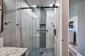 House (3 Bedrooms) | Interior - Lakefront Fort Towson Home: Private Dock & 3 Decks (Fort Towson)