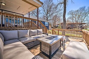 House (3 Bedrooms) | Interior - Lakefront Fort Towson Home: Private Dock & 3 Decks (Fort Towson)