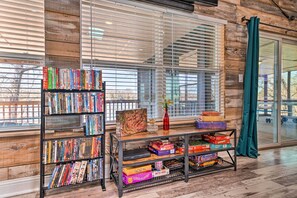 House (3 Bedrooms) | Interior - Lakefront Fort Towson Home: Private Dock & 3 Decks (Fort Towson)