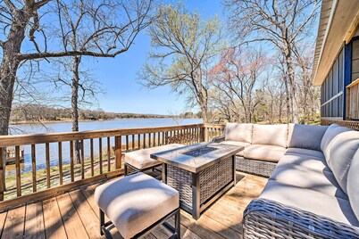 Lakefront Fort Towson Home: Private Dock & 3 Decks