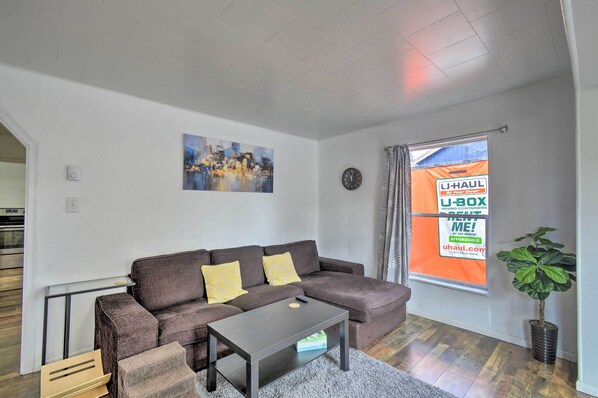 Living area - Inviting Bremerton Home Near Hiking & History (Bremerton)