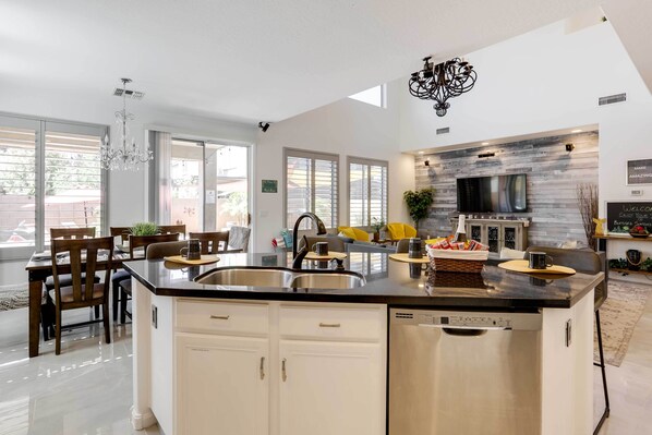 House (5 Bedrooms) | Interior