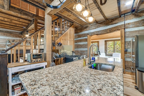 Kentucky Lake Views: Cozy Cabin in Waverly!