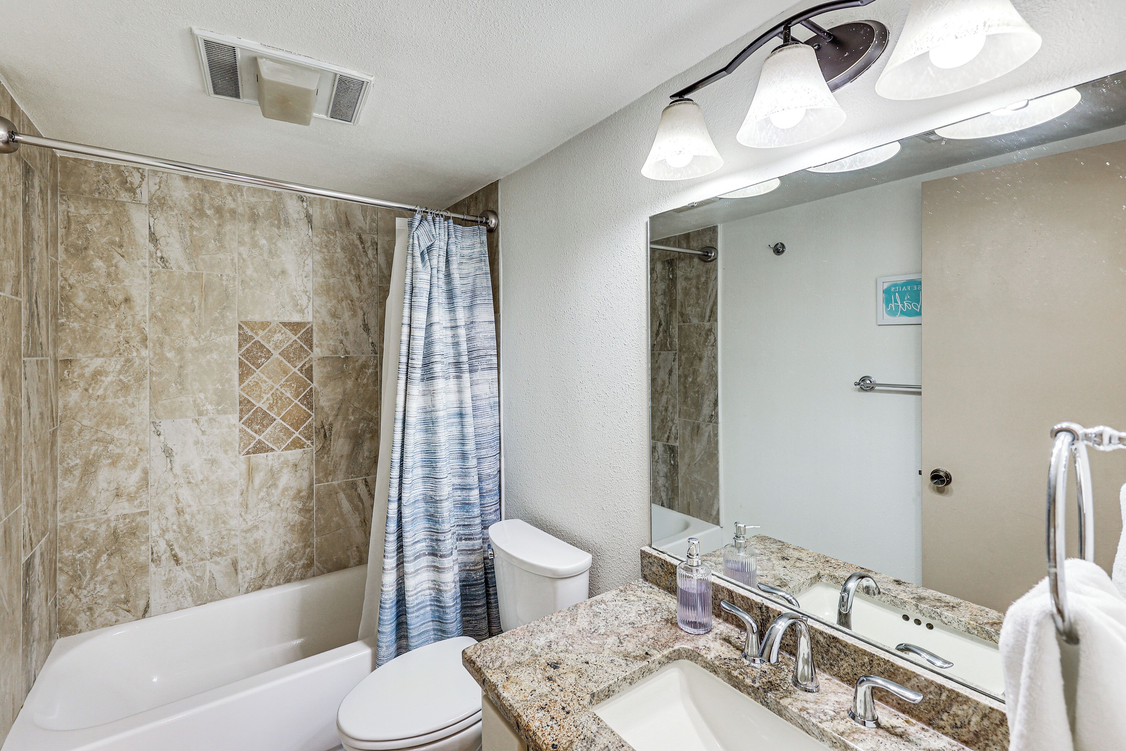 Une salle de bain avec une baignoire, des toilettes et un lavabo.