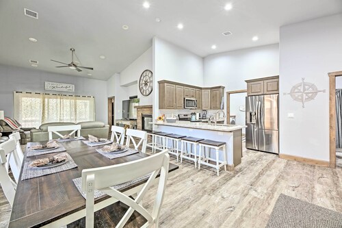 Chic Show Low Townhome w/ Bbq: Dogs Welcome!