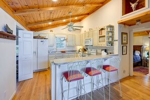 Casa (3 Bedrooms) | Cozinha privada | Micro-ondas, fogão, cooktop, lava-louças