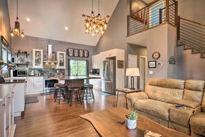 ハウス (3 Bedrooms) | リビング エリア | テレビ、暖炉、書庫