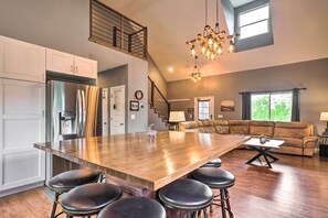 Dining - Mtn-view Home on 3 Acres w/ Arcade & Hot Tub! (Divide)