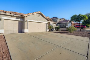 House (4 Bedrooms) | Interior - Family Home w/ Community Perks in Peoria (Peoria)