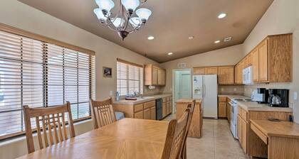 5 Mi to Beach & Marina: Lake Havasu Getaway!