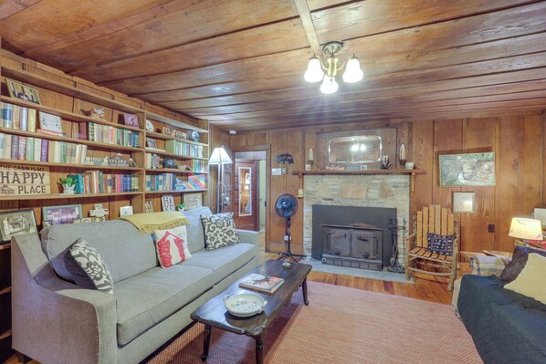 Cottage (3 Bedrooms) | Living area | Fireplace
