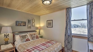 2 bedrooms, desk, laptop workspace, bed sheets