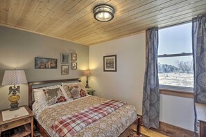 2 bedrooms, desk, laptop workspace, bed sheets