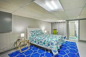 4 bedrooms, laptop workspace, iron/ironing board, free cots/infant beds - 'the Oyster Bed' Retreat w/ Pool & Game Room (Weems)