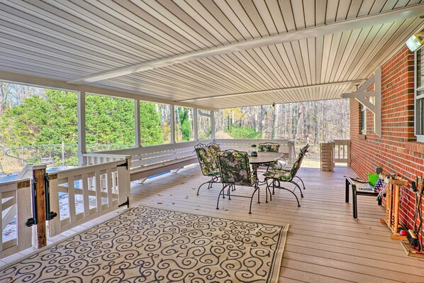 Outdoor dining - 'the Oyster Bed' Retreat w/ Pool & Game Room (Weems)