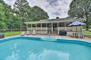 Outdoor pool - 'the Oyster Bed' Retreat w/ Pool & Game Room (Weems)
