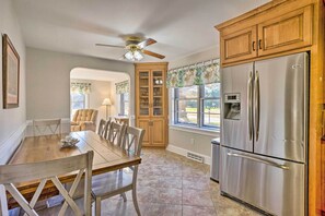 Dining - 'the Oyster Bed' Retreat w/ Pool & Game Room (Weems)