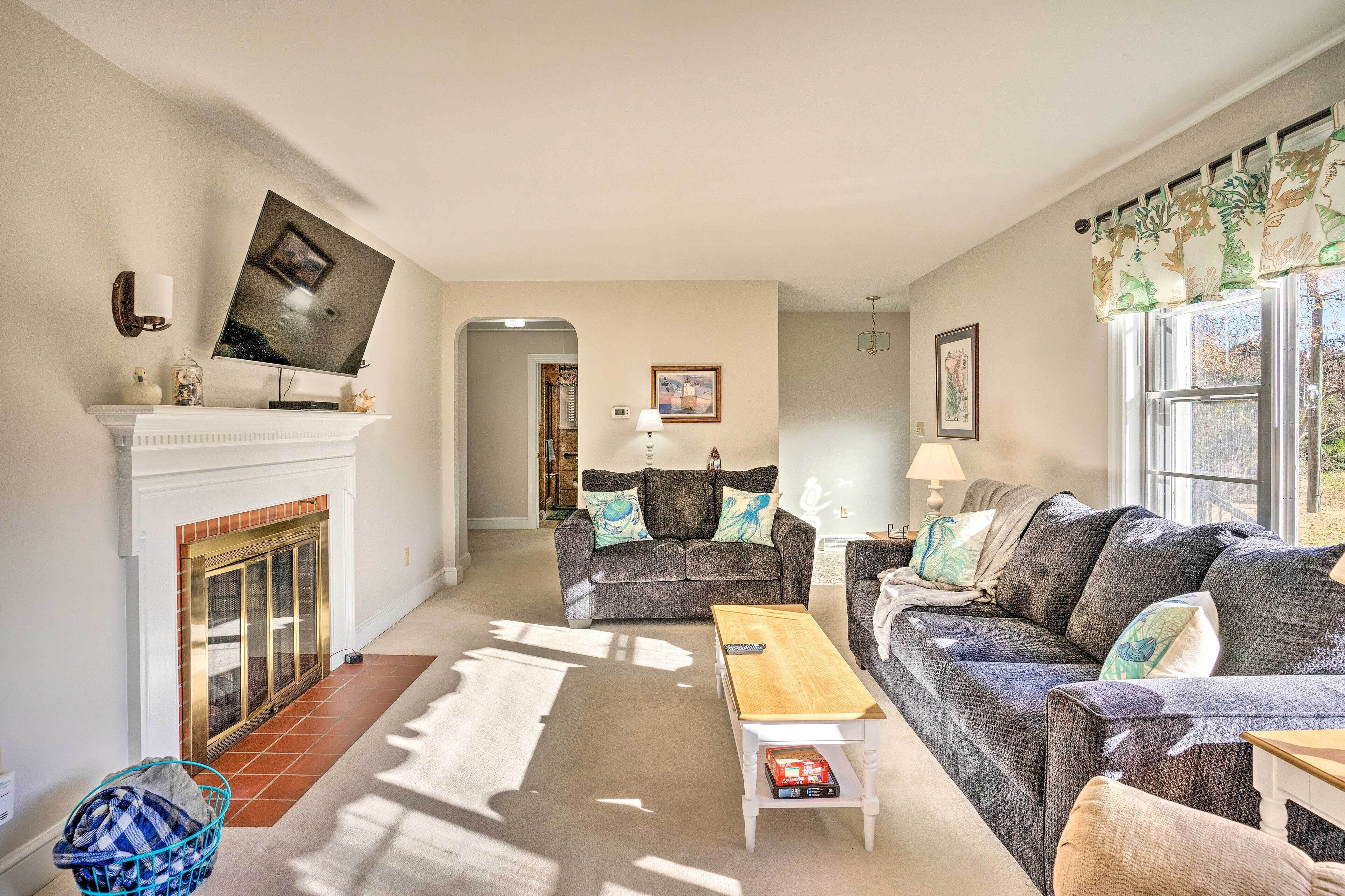 TV, perapian, dan buku