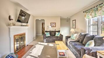 TV, perapian, dan buku