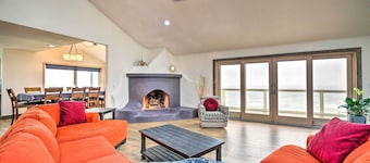 Luxurious Newport Estate w/ Spa & Lighthouse Views