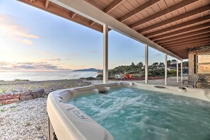 Interior - Luxurious Newport Estate w/ Spa & Lighthouse Views (Newport)
