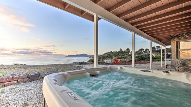 A hot tub with a view of the ocean and mountains. - Luxurious Newport Estate w/ Spa & Lighthouse Views (Newport)