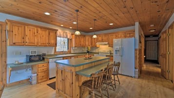 House (5 Bedrooms) | Interior